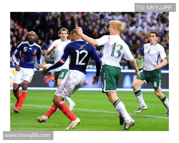 足球明星横款挂画展现绿茵场上的传奇瞬间与激情时刻