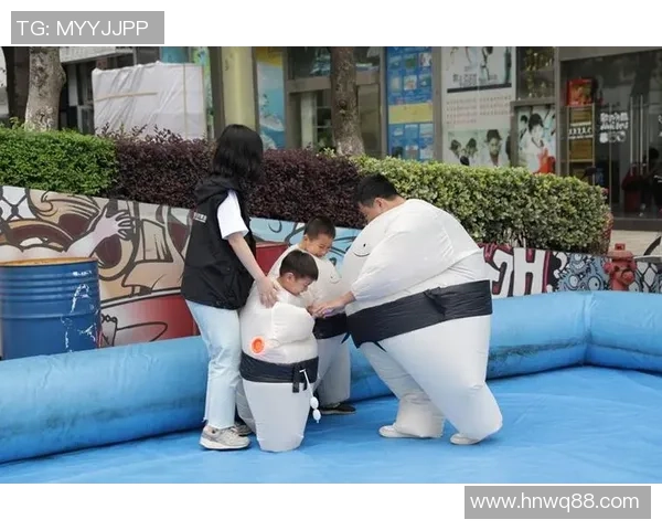 金鱼在水中畅游足球场上飞扬梦想的奇妙交汇 金鱼在水中畅游足球场上飞扬梦想的奇妙交汇